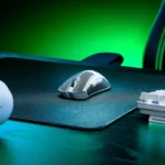 Razer DeathAdder V3 Pro Ultra-Lightweight Wireless/Wired Ergonomic Esports Mouse Up to 90 Hours Battery Life White - الصورة 3